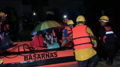 Lansia dan Balita Serta Ibu-ibu Terjebak Banjir di Mamuju, Basarnas Lalukan Evakuasi Tengah Malam