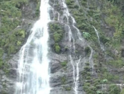 Menyibak Pesona Air Terjun Podiba di Mamasa: Air Seolah Jatuh dari Langit, Suasana Alami dan Sejuk Bikin Hati Tenang