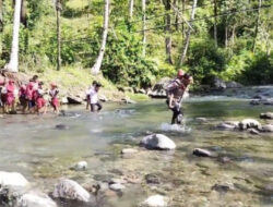 Sosok Bripka Muh Nur Alam, Polisi di Mamasa Gendong Murid SD Seberangi Sungai karena Jembatan Rusak