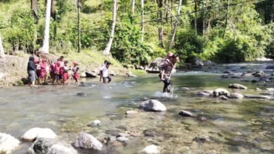 Jembatan Gantung Berkarat Tersisa Kerangka, Murid SD di Mamasa Sulbar Seberangi Sungai Demi Bersekolah