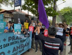 Aksi Solidaritas Dukung Tempo Lawan Gugatan Rp200 Miliar oleh Menteri Pertanian Amran Sulaiman