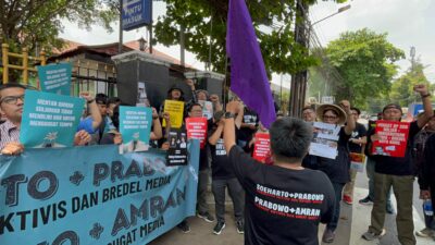 Aksi Solidaritas Dukung Tempo Lawan Gugatan Rp200 Miliar oleh Menteri Pertanian Amran Sulaiman