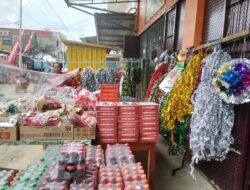 Ornamen Khas Natal Mulai Hiasi Sejumlah Toko di Mamasa