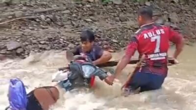 Enam Hari Terisolir, Warga di Mamasa Bertaruh Nyawa Lewati Tebing Longsor dan Sungai Deras