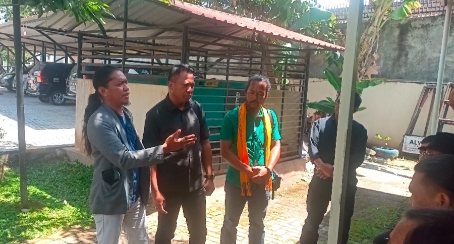 Kuasa Hukum dan Sejumlah Warga Hadir Kantor Pengadilan Mamuju (Foto : Ist)