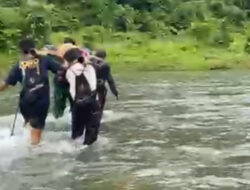 Akses Jalan Rusak dan Terisolasi, Warga Desa Kopeang Mamuju Tandu Pasien Sejauh 21 KM Seberangi Sungai