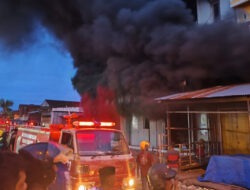 Kebakaran Hanguskan Satu Ruko di Kawasan Pasar Lama Mamuju, Satu Orang Dilaporkan Luka