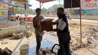 Melalui Tim AcehKini, Donasi SulbarKini dan Partner Disalurkan ke Penyintas Banjir Bandang di Bireuen