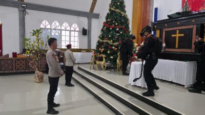 Pastikan Ibadah Natal Aman, Polres Mamasa dan Tim Gegana Sterilisasi Sejumlah Gedung Gereja