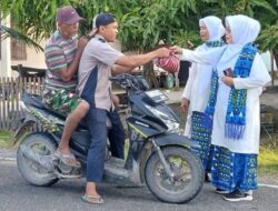 BKMT Permata Turun  Bagikan Takjil bagi Pengendara di Bambalamotu dan Sarudu