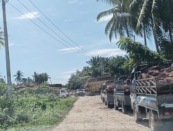 Diduga Ambil Hak Warga, Antrean Truk TBS di PT Toscano Kuasai Badan Jalan 