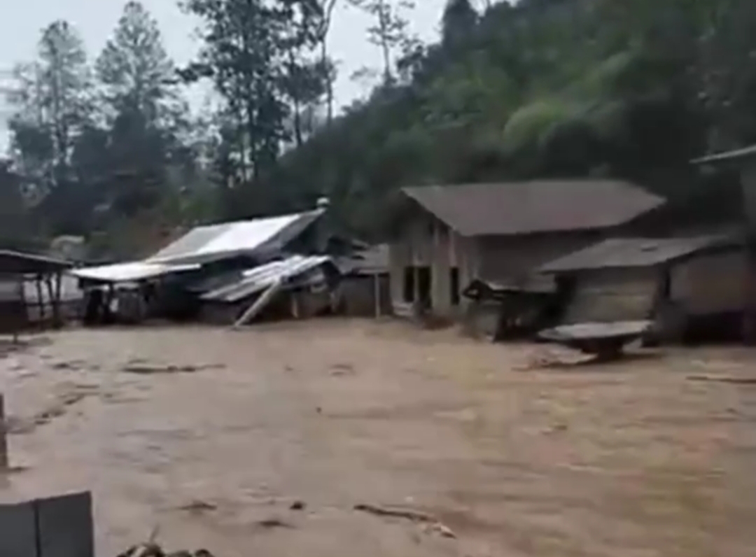 Banjir Bandang Menerjang Pemukiman di Kecamatan Sumarorong, Kabupaten Mamasa ( Foto : Ist)