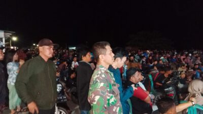 Babinsa Hadir di Tengah Warga, Nobar Sepak Bola Jadi Ruang Pererat Kebersamaan di Pasangkayu